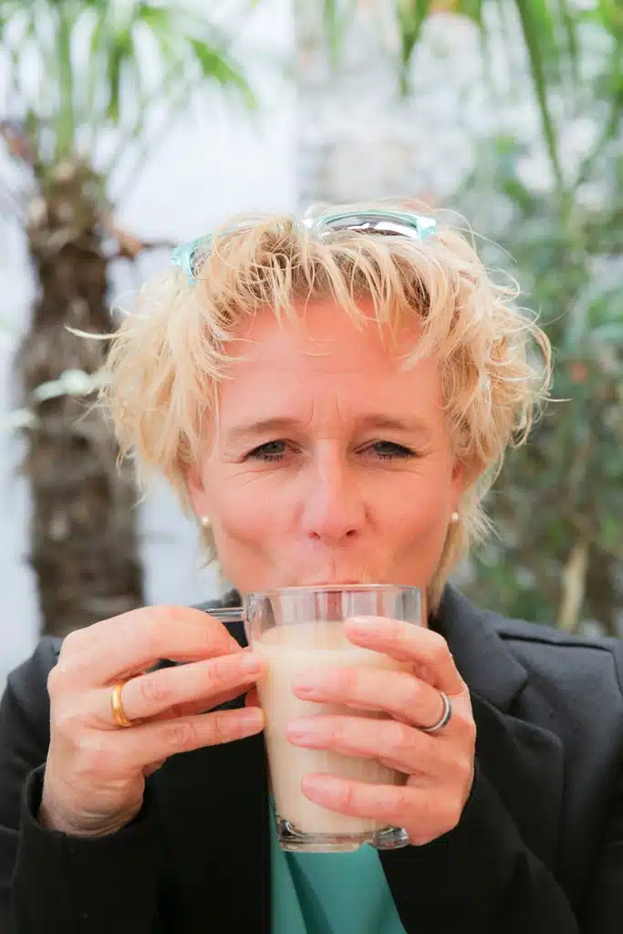 Petra Klaus sippt an Kaffee